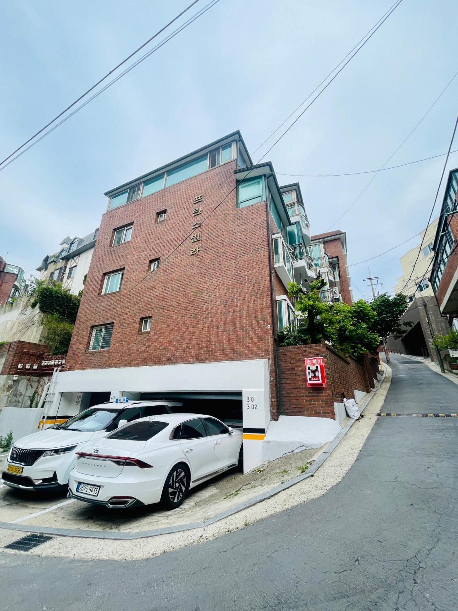 Apartment The Biggest Three Bedroom In Hongdae, Sinchon, Yonsei