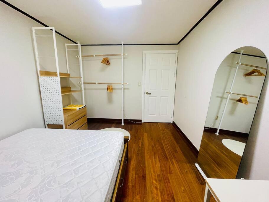 The Biggest Three Bedroom In Hongdae, Sinchon, Yonsei Apartment
