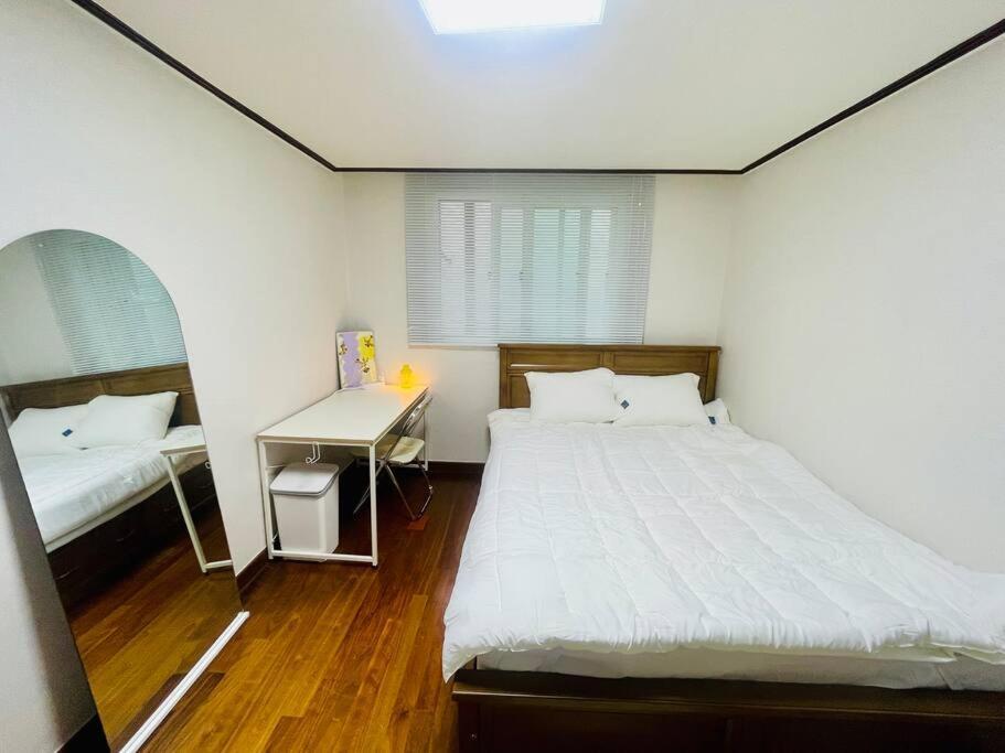 Apartment The Biggest Three Bedroom In Hongdae, Sinchon, Yonsei