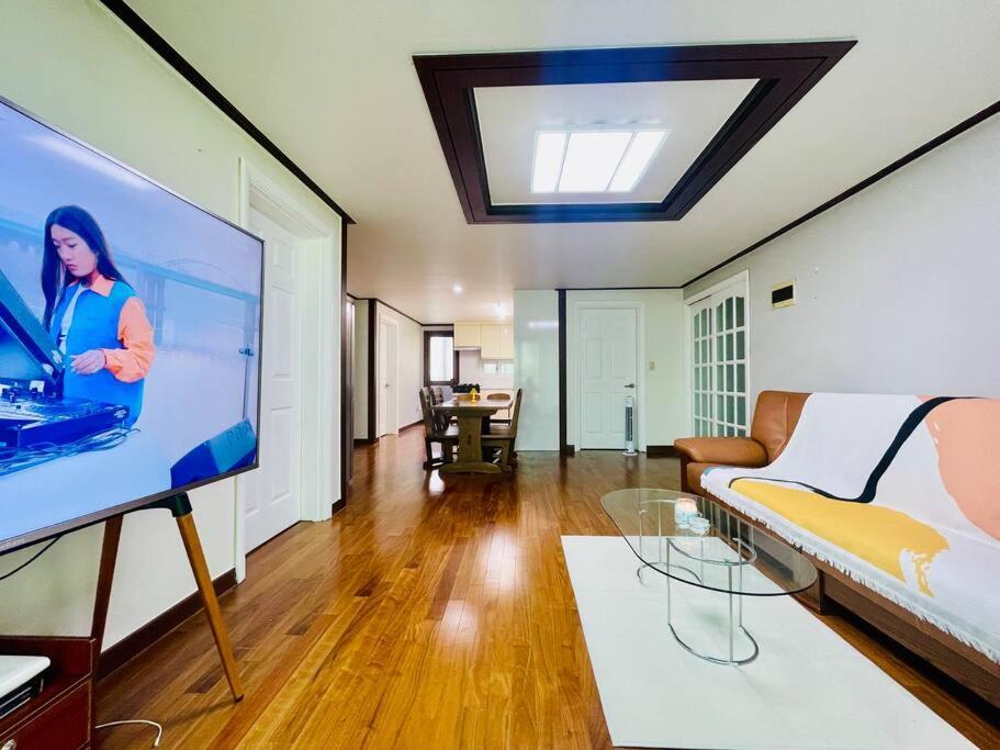 Apartment The Biggest Three Bedroom In Hongdae, Sinchon, Yonsei Seoul