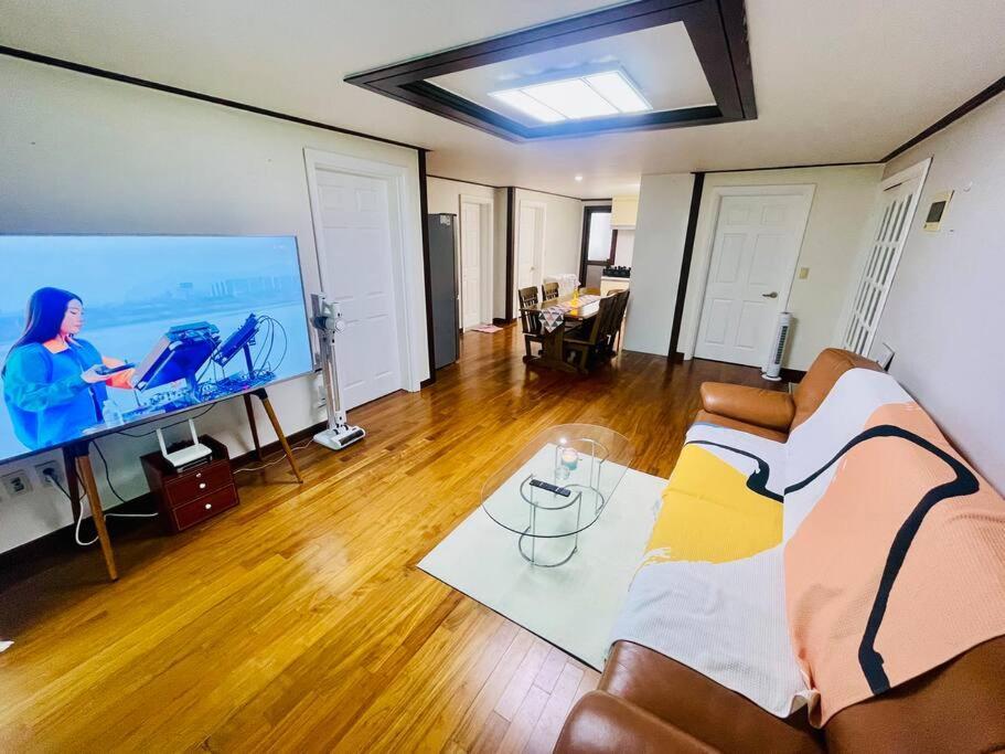 The Biggest Three Bedroom In Hongdae, Sinchon, Yonsei
