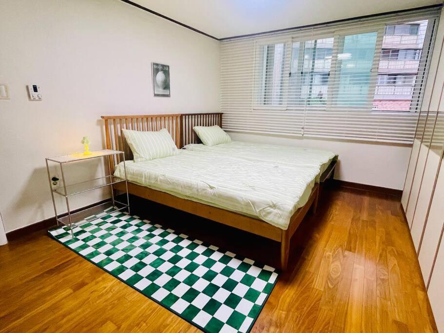 Apartment The Biggest Three Bedroom In Hongdae, Sinchon, Yonsei