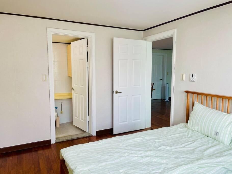 Apartment The Biggest Three Bedroom In Hongdae, Sinchon, Yonsei *