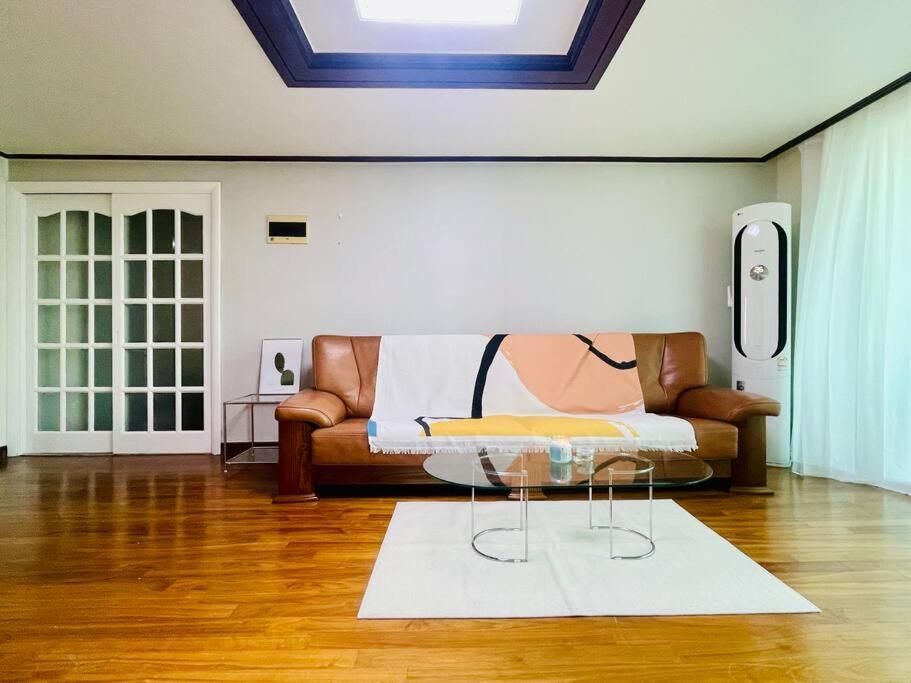 Apartment The Biggest Three Bedroom In Hongdae, Sinchon, Yonsei Seoul