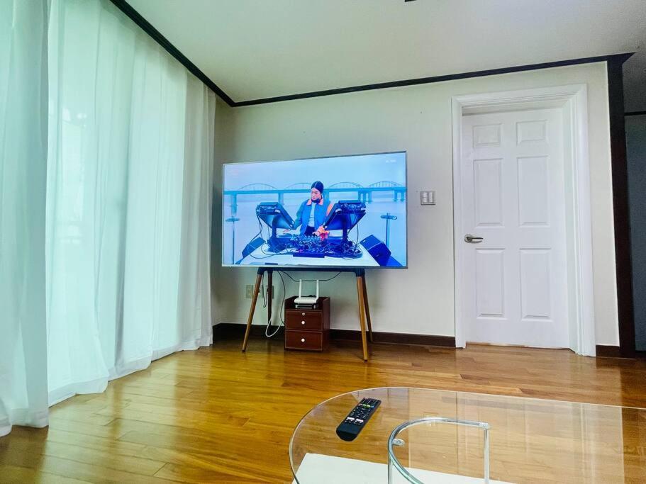 Apartment The Biggest Three Bedroom In Hongdae, Sinchon, Yonsei
