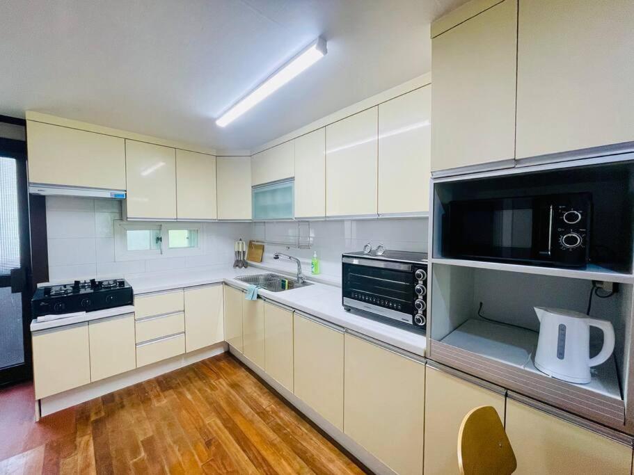 The Biggest Three Bedroom In Hongdae, Sinchon, Yonsei Apartment