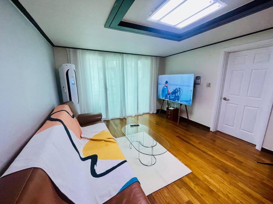 The Biggest Three Bedroom In Hongdae, Sinchon, Yonsei Appartamento